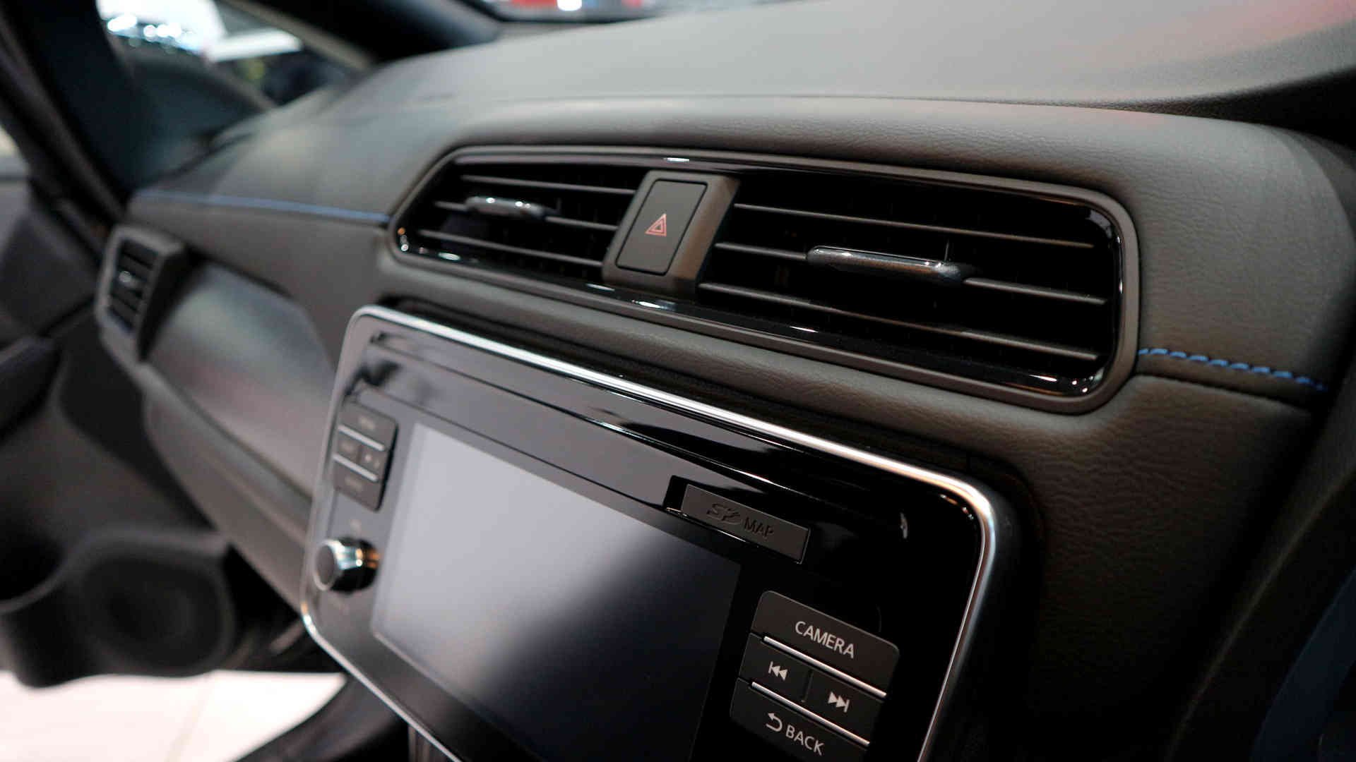 Nisan Leaf 2018 interior panels displaying both textured and high gloss parts in black and grey.